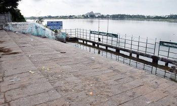 மக்களுக்கு அனுமதி இன்மையால்  வெறிச்சோடி  காணப்பட  அம்மன் மண்டபம்.