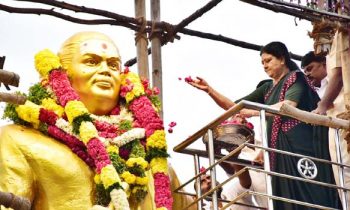 தேவர் சிலைக்கு மரியாதை செலுத்திய சசிகலா.