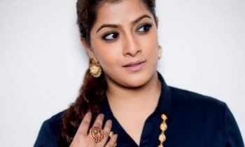 ஒரு துளி மேக்கப் இல்லாமல் இருக்கும் வரலட்சுமியின் புகைப்படம்….!!