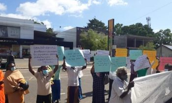 மூதூரில் காணி அபகரிப்பு எதிராக ஆர்ப்பாட்டம்.