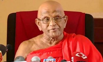 கோட்டாவின் காதில்  ரகசியத்தை ஊதிய தேரர்.