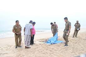 கடற்கரையில் இருந்து மீட்கப்பட்ட ஆணின் சடலம்.