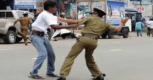 காவல்துறை அதிகாரிகள் இருவரை   தாக்கிய  நபருக்கு நேர்ந்த கதி.