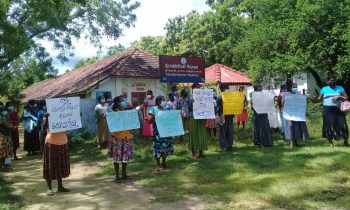 அதிபர் ஆசிரியர்களின் சம்பள முரண்பாட்டை தீர்த்து மாணவர்களின் கல்வியை உறுதிப்படுத்த கோரி பெற்றோர்கள் கவனயீர்ப்பு.