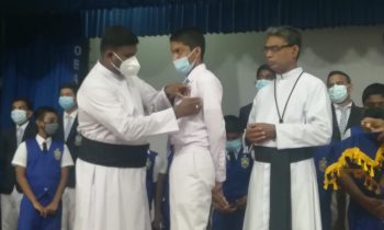 திருகோணமலை புனித சூசையப்பர் கல்லூரியில் மாணவர் தலைவர்களுக்கான சின்னம் சூட்டும் நிகழ்வு.