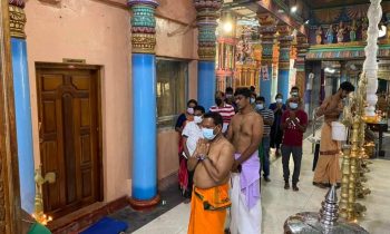 பிரதமரின் பிறந்த தினத்தை முன்னிட்டு மாவட்ட அரசாங்க அதிபர் பங்கேற்ற திருகோணமலை ஸ்ரீ கோணேஸ்வர கோவிலில் விசேட பூஜை.