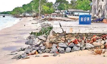 கடலரிப்பால் அழிவடையும் குடியிருப்பு பகுதி.