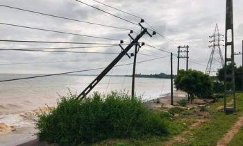 சீரற்ற காலநிலை காரணமாக மின் தூண்கள் கீழே விழுந்து சேதம், சில மணி நேரம் மின் தடை.