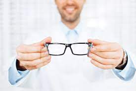 கண்ணாடி அணிபவர்கள் கண்டிப்பாக தெரிந்துகொள்ள வேண்டிய மருத்துவ குறிப்பு…!!!