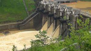 கொத்மலை நீர் தேக்கத்தின் ஒரு வான் கதவு தொடர்ந்தும் திறப்பு.