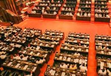 நாடாளுமன்றத்தில் ஐக்கிய மக்கள் சக்தியினர் நடத்திய ஆர்ப்பாட்டம்.