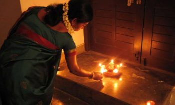 கோவிலில் விளக்கு ஏற்றும் பொழுது இந்த ஒரு தவறை தவறியும் செய்யக்கூடாது…!!