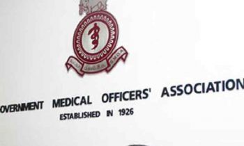 அடுத்த பணி பகிஷ்கரிப்பில் ஈடுபட்ட தொழிற்சங்கத்தினர்.