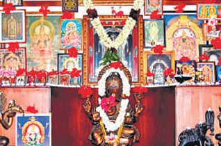 உங்க வீட்டில் இப்படி சுவாமி படங்களை வைத்து இருந்தால் சண்டை, சச்சரவுகள் வர வாய்ப்புகள் உண்டு.