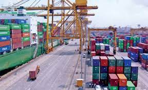 கொழும்பு துறைமுகத்தில் தேங்கிக் கிடக்கும் கொள்கலன்கள்.