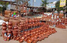 சந்தையில் விறகு, மண் சட்டிகள் விற்பனைக்கு.