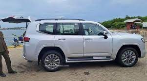 இலங்கையில் தடையை மீறி இறக்குமதியான அதிநவீன வாகனம்.