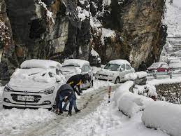 உத்தரகாண்ட் மாநிலத்தில் கடுமையான பனிப்பொழிவு.