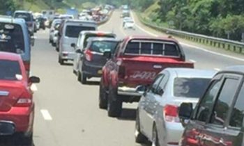 தெற்கு அதிவேக நெடுஞ்சாலையில் 4 வாகனங்கள் ஒன்றுடன் ஒன்று மோதி விபத்து.