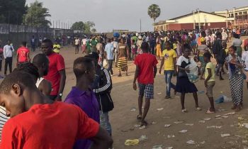 தேவாலயத்திற்குள் கொள்ளை கும்பல் புகுந்ததால் கூட்ட நெரிசல்.