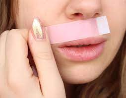 உதட்டிற்கு மேல் உள்ள முடியை நீக்குதல்..!!