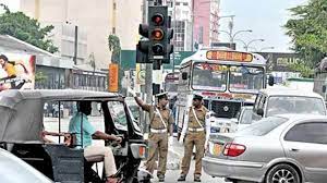 கொழும்பில் ஏற்பட்ட வாகன நெரிசல் அவதியில் மக்கள்.