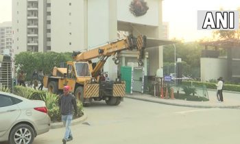 டெல்லியில் 18வது மாடி உச்சியில் கட்டிடம் இடிந்தது.