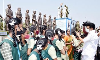 பள்ளி மாணவ, மாணவிகளுடன் கலந்துரையாடலில் ஈடுபட்ட முதலமைச்சர்.