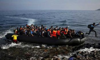 ஜார்க்கண்டில் புயலால் படகு கவிழ்ந்தது.