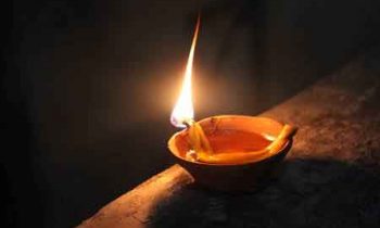 இந்த திரிபோட்டு தினமும் வீட்டில் தீபம் ஏற்றினால், வாழ்நாள் முழுவதும் பணம் கஷ்டம் என்பதே வராது.