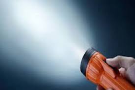 மின் பந்தங்களை ஏந்திய வண்ணனம் நாடாளுமன்றம் சென்ற  ஐக்கிய மக்கள் சக்தியின் நாடாளுமன்ற உறுப்பினர்கள்.