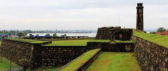 வரலாற்று சிறப்புமிக்க சில பீரங்கி மாதிரிகளுக்கு சேதம்.