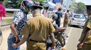 இலங்கையில் குவிக்கப்பட்டுள்ள காவற்துறையினர்.