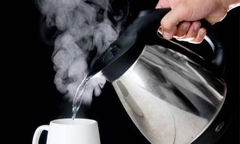 சூடான நீர்: ஒருபோதும் சூடான நீரை கொண்டு சருமத்தை கழுவக்கூடாது.