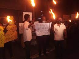 தீப்பந்தங்களுடன் போராட்டத்தினை முன்னெடுத்த தமிழ் மக்கள்.