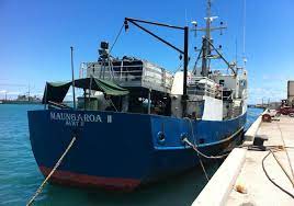 கொழும்பு துறைமுகத்தில் தவம் கிடக்கும் எரிபொருள் கப்பல்.