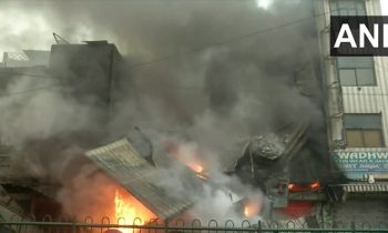 டெல்லி ஆசாத் மார்க்கெட் பகுதியில் பயங்கர தீ விபத்து.