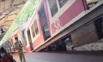 தடம் புரண்ட ரெயில் பெட்டிகளை மீட்ட ரெயில்வே ஊழியர்கள்..!!