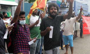 பிரதமர் மஹிந்தவையும் பதவி விலக கோரி ஆர்ப்பாட்டம்.