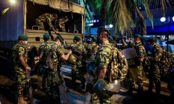 காவற்துறையினருடன் போராட்டக்காரர்கள் வாக்குவாதம்.