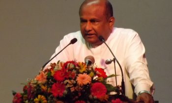 இரு சபாநாயகர்கள் அதிரடியாக நாடாளுமன்றில் இருந்து விலக்கப்பட்டனர்.