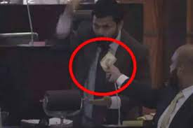 ஜனாதிபதி கோட்டாபய ராஜபக்சவுக்கு முட்டு கொடுத்து பேசியவருக்கு   5000  ரூபா பணத்தினை எடுத்து நீட்டிய  சாணக்கியன் .