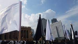 ஜனாதிபதி செயலக வளாகத்தில் கறுப்பு, வெள்ளை கொடிகள்.