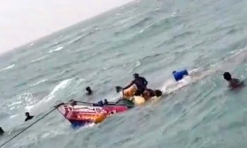 அசானி புயல் காரணமாக பலத்த காற்று- படகு கவிழ்ந்து நடுக்கடலில் தத்தளித்த 9 மீனவர்கள்.