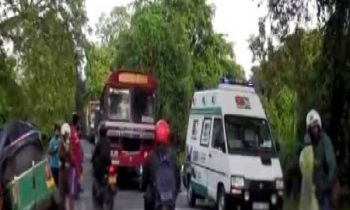 மனம்பிட்டிய பகுதியில் இடம்பெற்ற விபத்தில் மூவர் பரிதாபமாக உயிரிழந்துள்ளனர்.