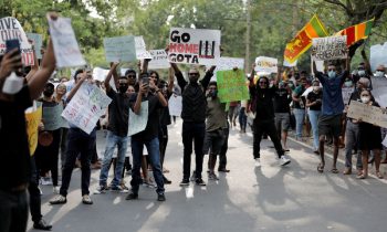 நாடாளுமன்றம் அருகே ஏற்பட்ட பதற்றம்.