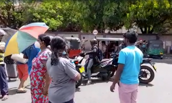 கொழும்பில் வீதியை மறித்து ஆர்ப்பாட்டத்தில் ஈடுபடும் மக்கள்.