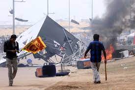 முன்னாள் பிரதமர் மகிந்த ராஜபக்ச கொழும்புக்கு அருகில் தங்கி இருப்பதாக தகவல்.