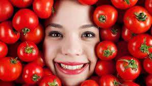 தக்காளி ஒன்றே போதும். முகத்தை பளிச்சென்று மாற்றிவிடும்…!!