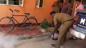 சுகாதார பரிசோதகர்கள் தமது கடமைகளை சைக்கிளில் சென்று ஆற்றிவருகின்றனர்.